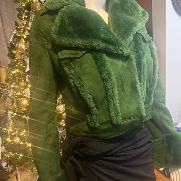 Green Teddy Jacket with Plush Material and Cropped Design - Picture 8 of 9